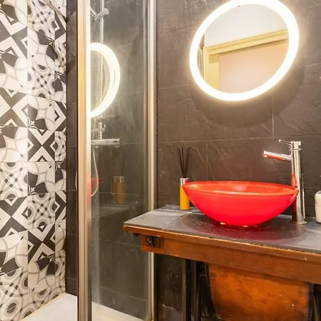 Explore From An Artistic Alfama Лісабон