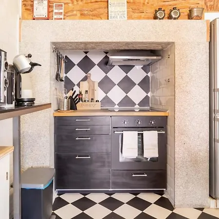 Explore From An Artistic Alfama Апартаменти Лісабон