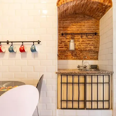 Explore From An Artistic Alfama Apartment *