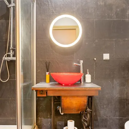 Explore From An Artistic Alfama Apartment *