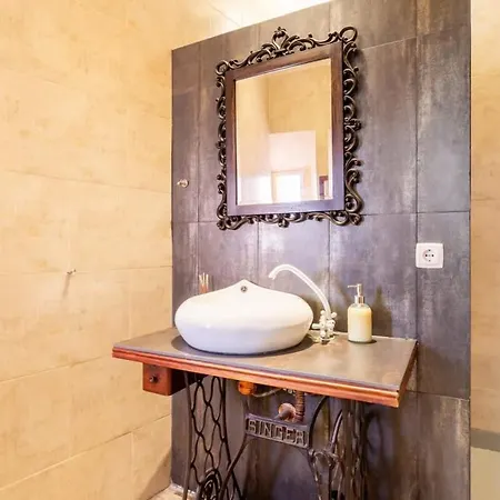 Apartment Explore From An Artistic Alfama *