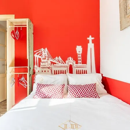 Explore From An Artistic Alfama Lisbon