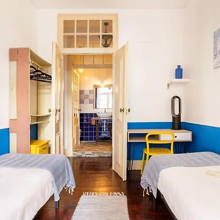 Explore From An Artistic Alfama Лиссабон