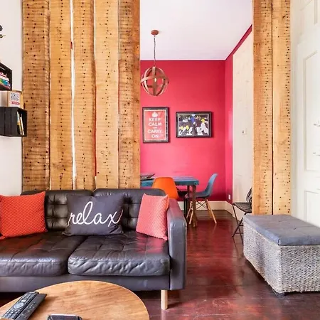 Explore From An Artistic Alfama Daire *